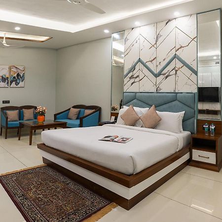 Karnāl Hotel Leela Grande מראה חיצוני תמונה