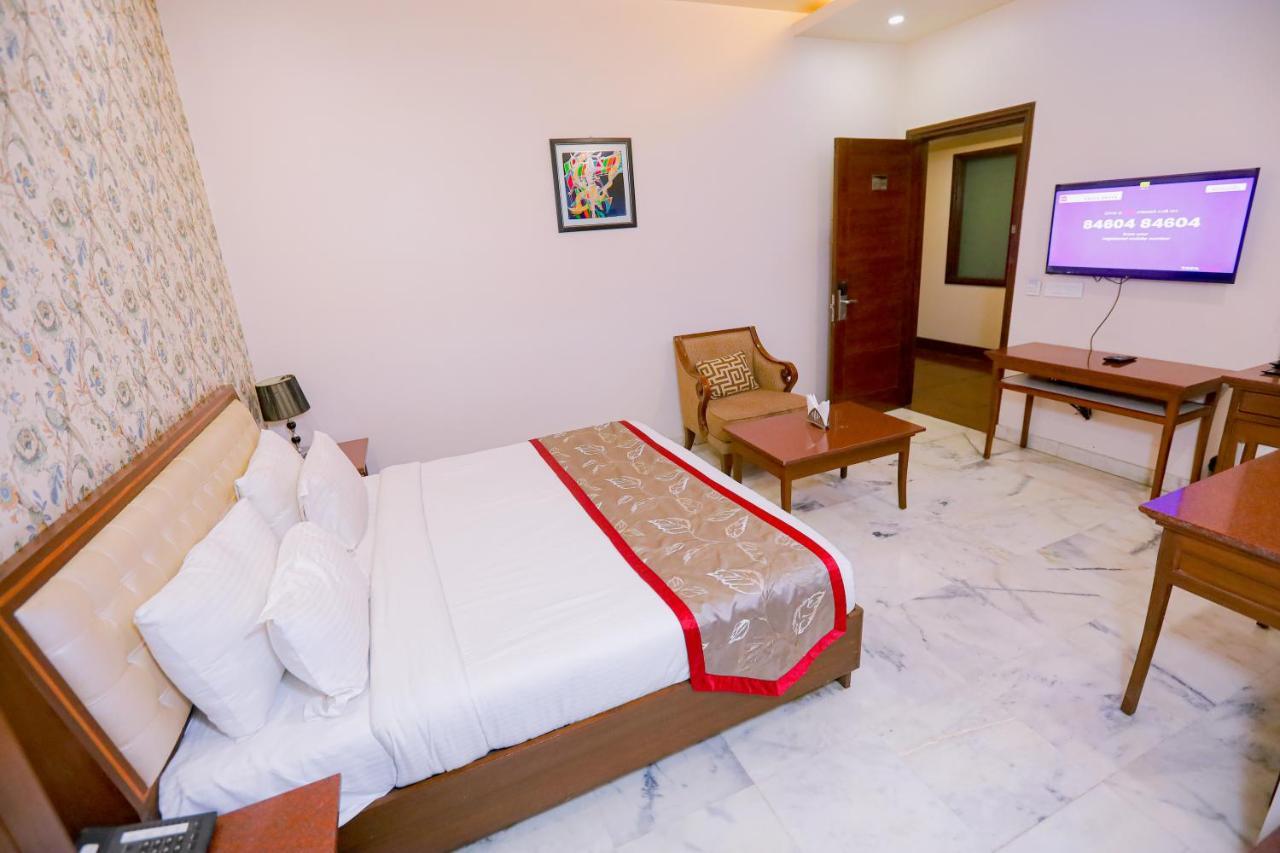 Karnāl Hotel Leela Grande מראה חיצוני תמונה
