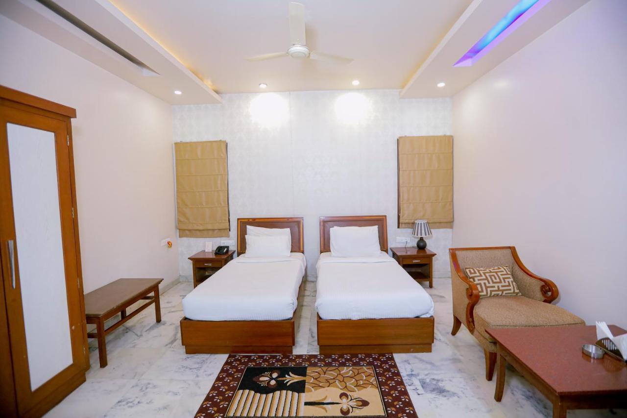 Karnāl Hotel Leela Grande מראה חיצוני תמונה