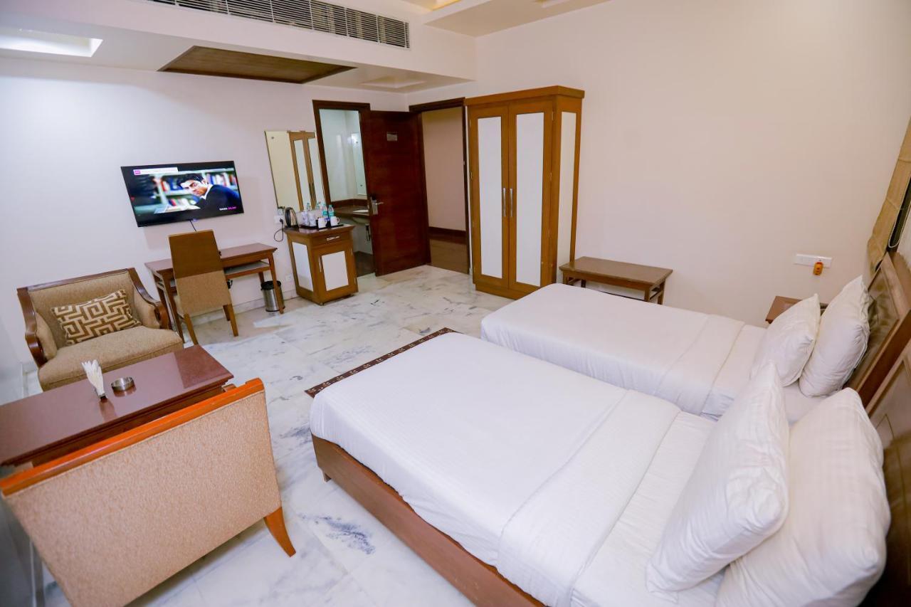 Karnāl Hotel Leela Grande מראה חיצוני תמונה