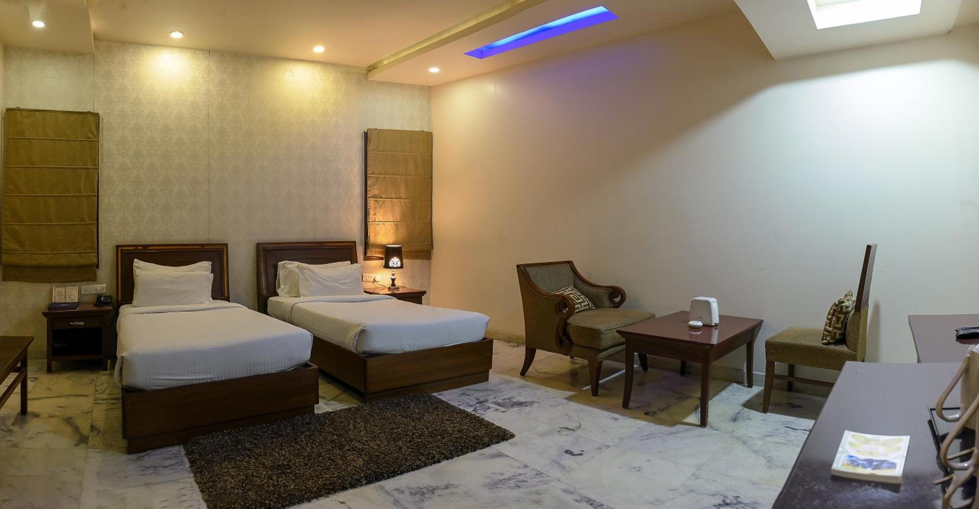 Karnāl Hotel Leela Grande מראה חיצוני תמונה