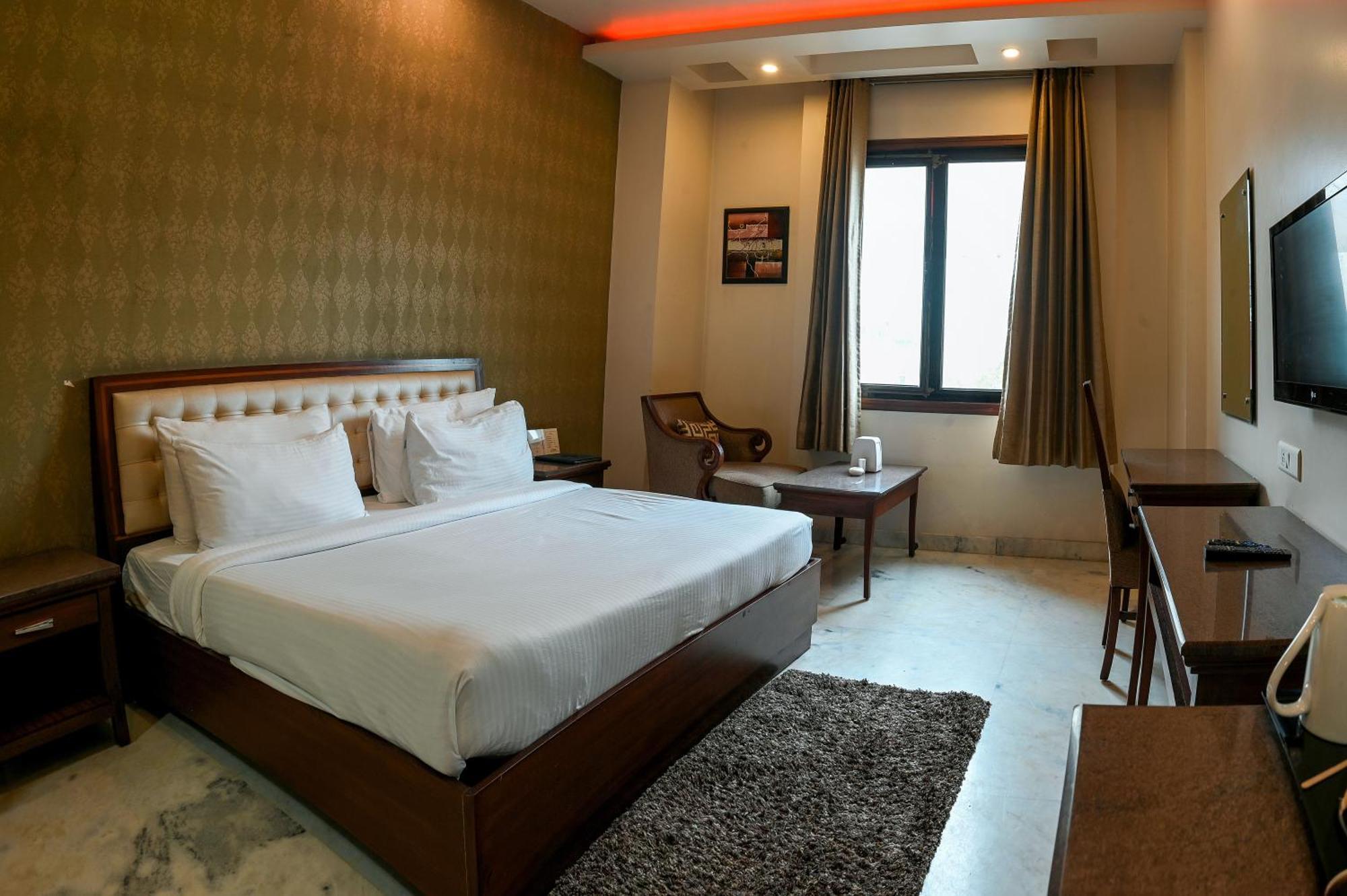 Karnāl Hotel Leela Grande מראה חיצוני תמונה