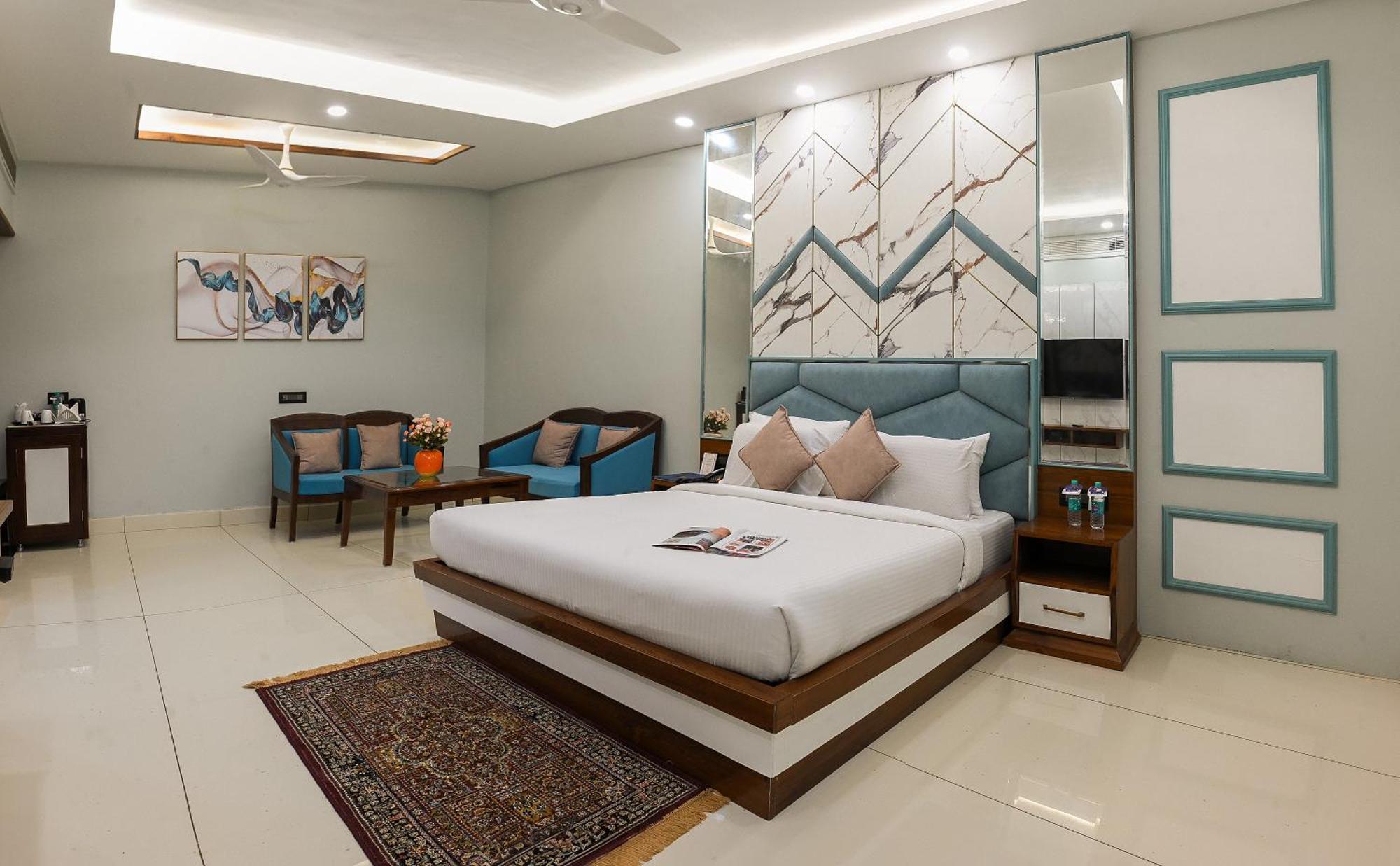 Karnāl Hotel Leela Grande מראה חיצוני תמונה