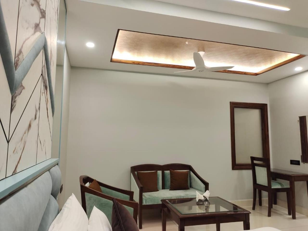 Karnāl Hotel Leela Grande מראה חיצוני תמונה