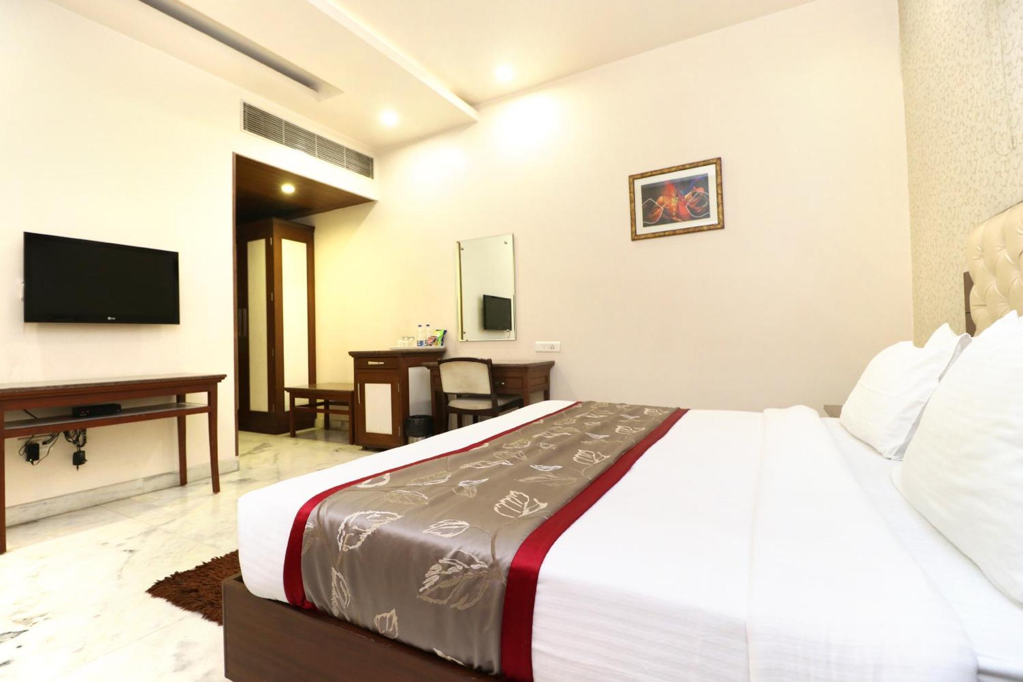 Karnāl Hotel Leela Grande מראה חיצוני תמונה