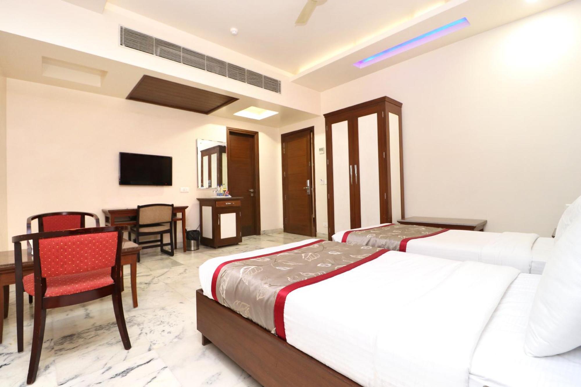 Karnāl Hotel Leela Grande מראה חיצוני תמונה