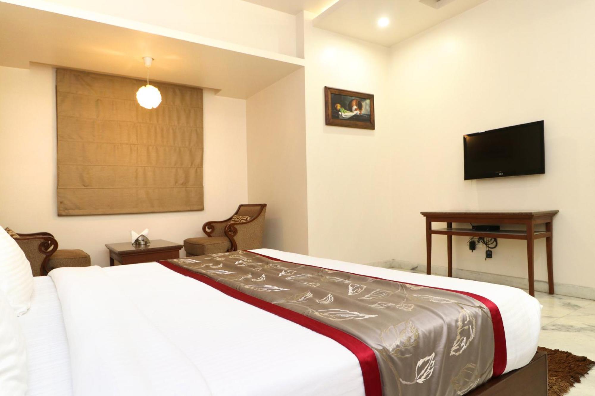 Karnāl Hotel Leela Grande מראה חיצוני תמונה