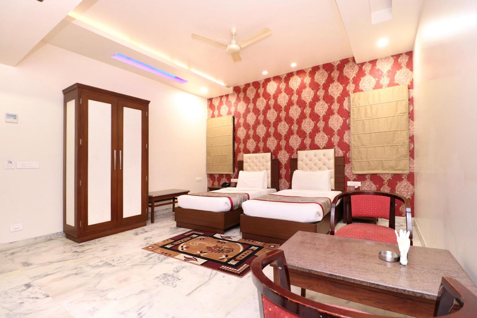 Karnāl Hotel Leela Grande מראה חיצוני תמונה