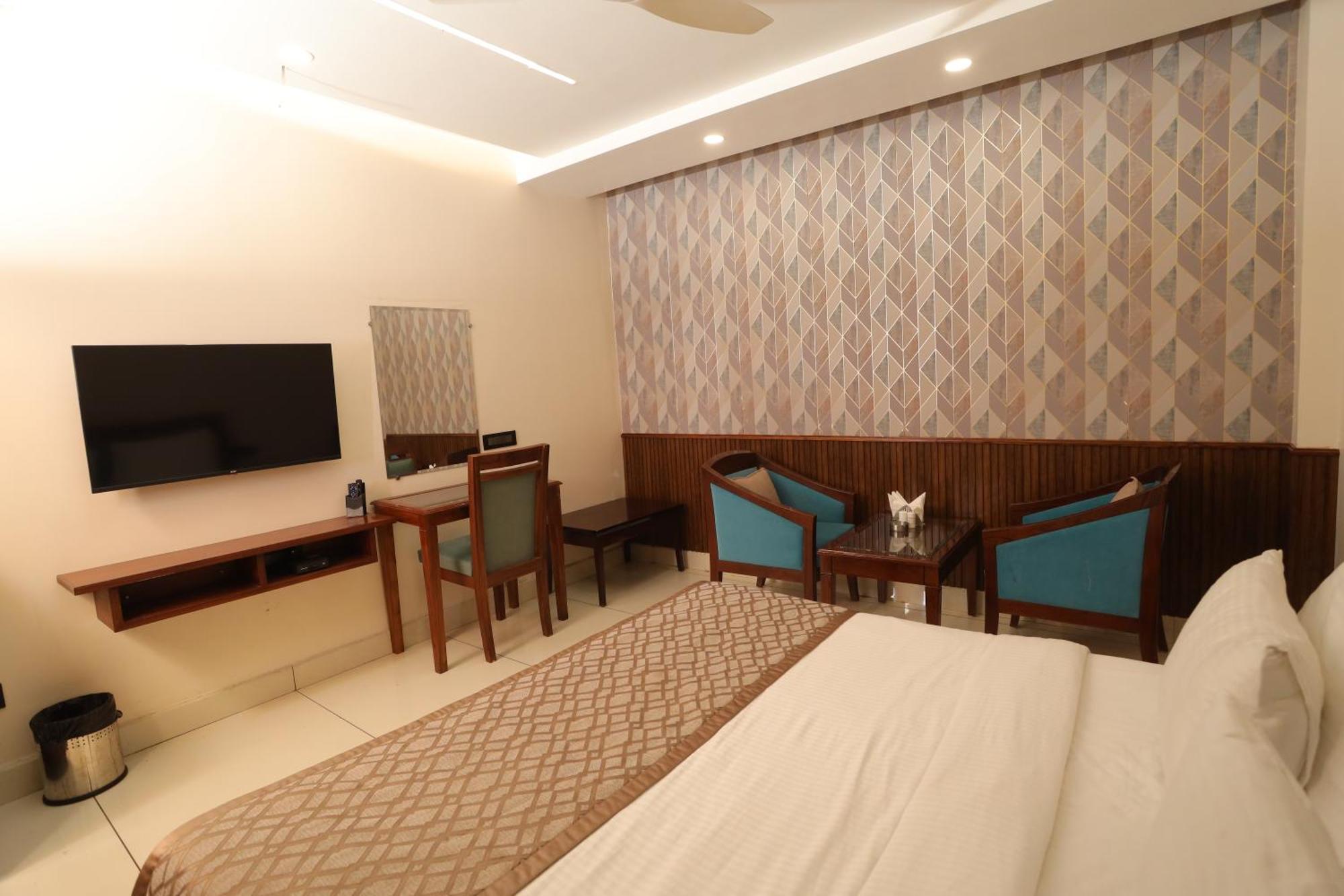 Karnāl Hotel Leela Grande מראה חיצוני תמונה