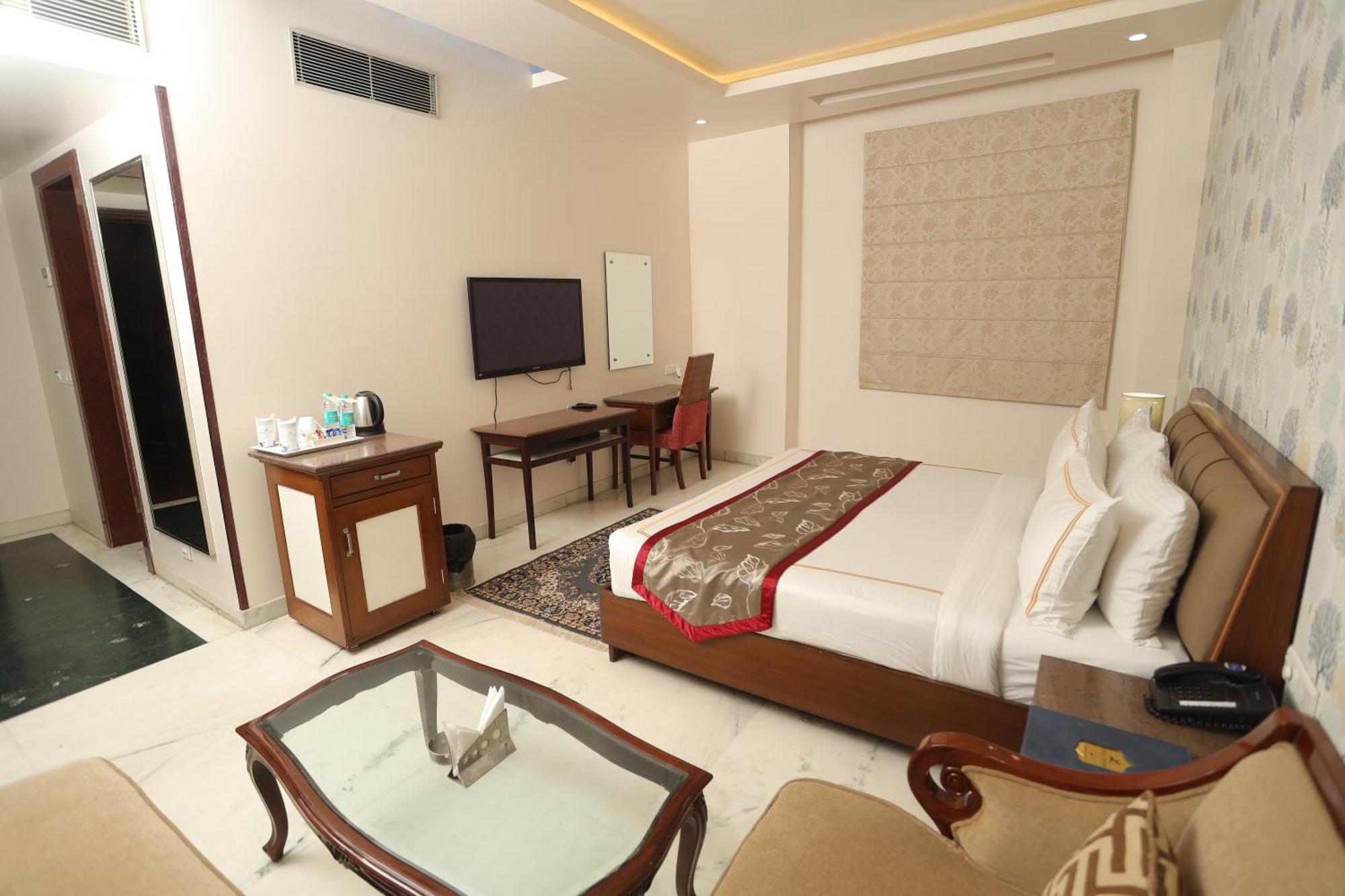 Karnāl Hotel Leela Grande מראה חיצוני תמונה