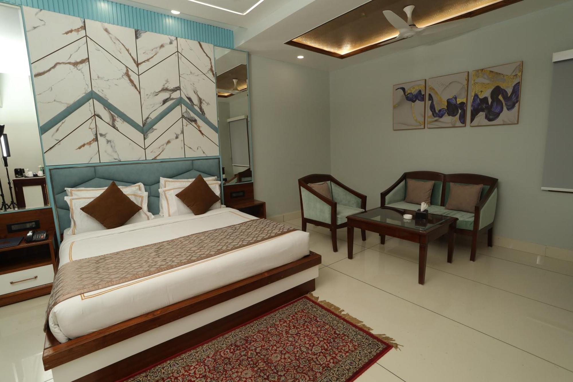 Karnāl Hotel Leela Grande מראה חיצוני תמונה